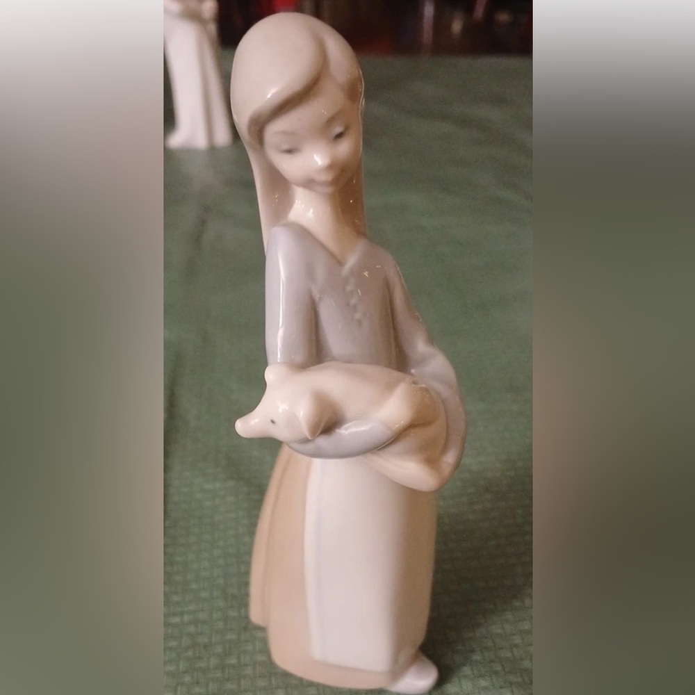 Lladro Figurine Girl With Piglet